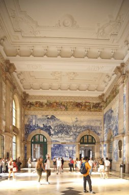 Tourists in front of the gothic Rector's palace with Renaissance and arched constructions in art-painted walls, with eclectic moldings