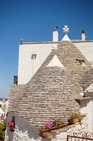 Houses Cone Roof White Walls Lime Stone Roof Flower Pots — Φωτογραφία Αρχείου