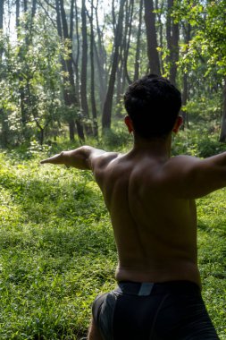 Meksikalı adam yoga yapıyor ve ormanda esniyor, Meksika, Guadalajara