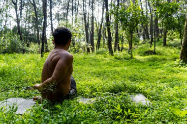Yakından görülen bir adam, gömleksiz yoga minderi, egzersiz, Meksika Latin Amerika 'da esneme hareketleri yapıyor.