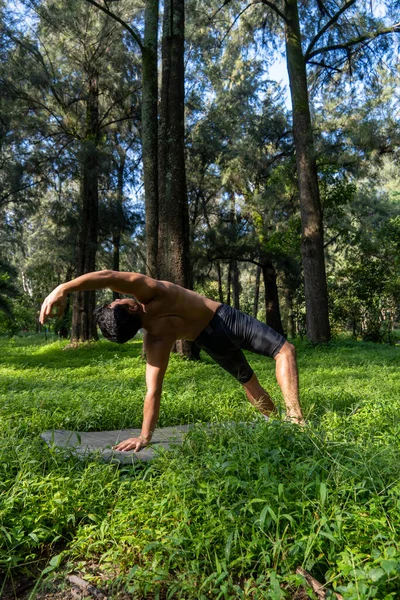 Hispano Latino Meditando Medio Bosque Recibiendo Rayos Sol Piel Marrón —  Fotos de Stock