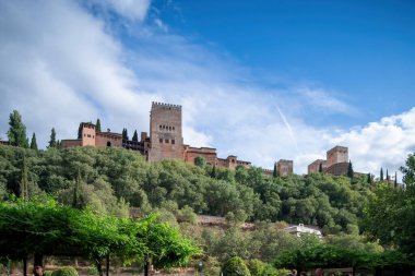 Cardiffs Kalesi ve arka planda stadyum.