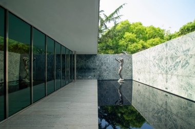 Mies Van Der Rohe tarafından 1929 Dünya Sergisi için tasarlanan Barcelona Pavyonu 'nun dışı.