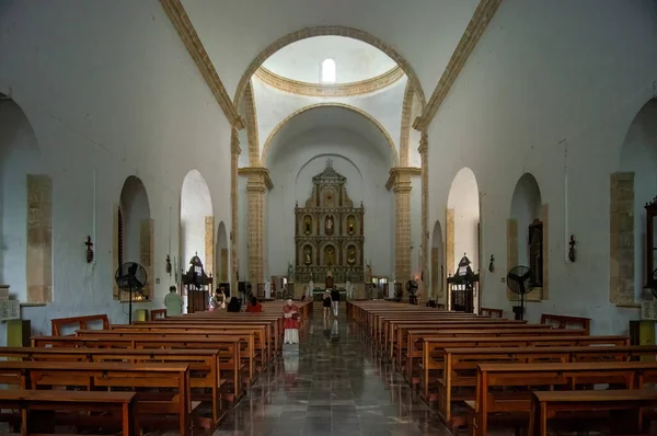Vista Interior Una Iglesia Moderna Con Bancos Vacíos México América — Foto de Stock