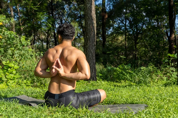 Latinamerikansk Man Gör Yoga Hållning Yoga Hållning Bee Bakåt Prsthatah — Stockfoto
