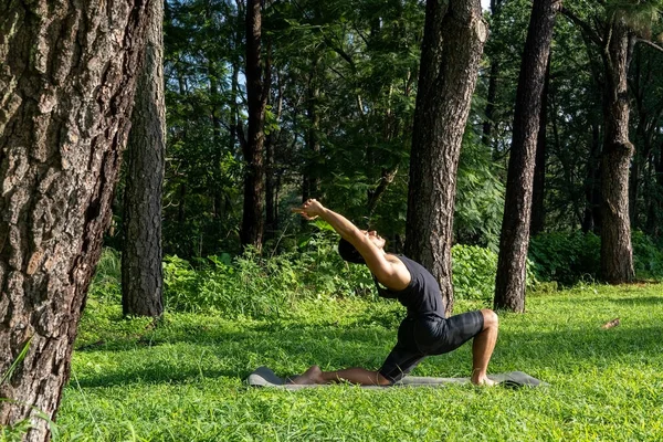 Ung Man Gör Yoga Eller Reiki Skogen Mycket Grön Vegetation — Stockfoto