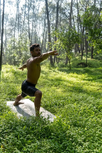 Hombre Mexicano Haciendo Yoga Estiramiento Bosque Mexico Guadalajara —  Fotos de Stock