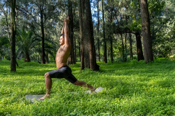 Mexikanska Mannen Gör Yoga Och Sträcker Sig Skogen Mexico Guadalajara — Stockfoto