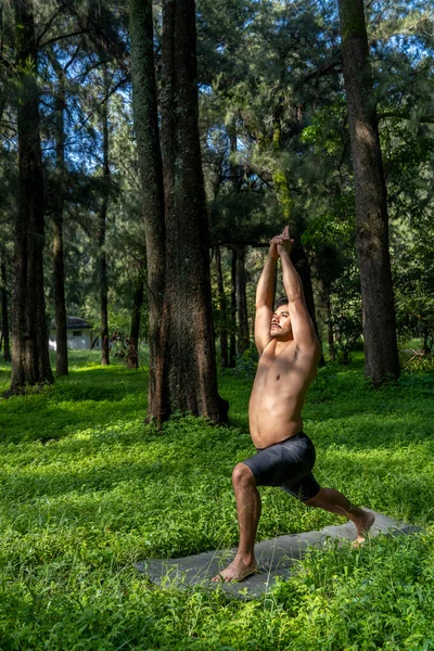 Hombre Latinoamericano Haciendo Postura Yoga Postura Yoga Abeja Revés Prsthatah —  Fotos de Stock