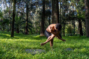 Genç adam, ormanda yoga ya da reiki yapıyor. Meksika 'da, Guadalajara' da, Bosque Colomos 'ta, Latin Amerika' da.