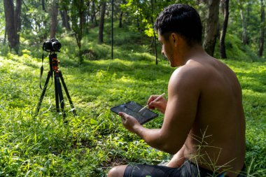 Genç adam atletik vücut, chakaras çiziyor, bunları internette açıklarken, Meksika Latin Amerika, İspanyol