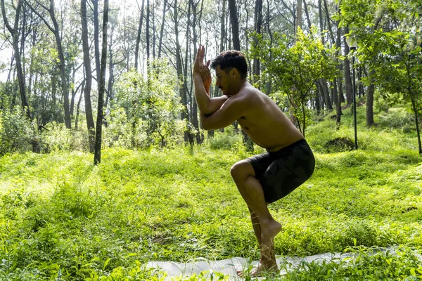 男子近距离观察 没有衬衫做伸展瑜伽垫 墨西哥拉丁裔美国人 — 图库照片