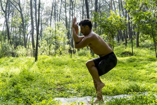 Man Sett Nära Håll Utan Skjorta Gör Stretchar Yogamatta Motion — Stockfoto