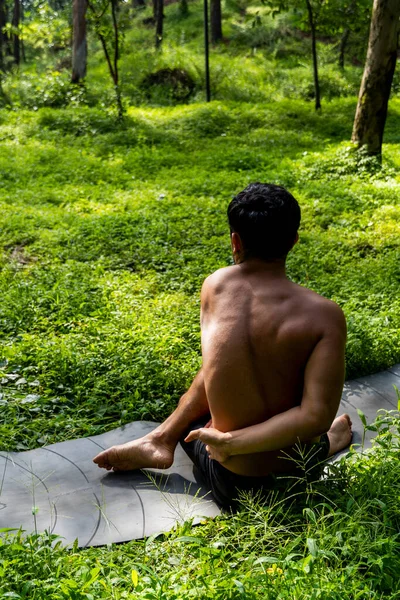 男子近距离观察 没有衬衫做伸展瑜伽垫 墨西哥拉丁裔美国人 — 图库照片