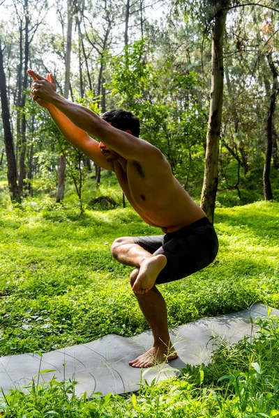 Hombre Mexicano Haciendo Yoga Estiramiento Bosque Mexico Guadalajara —  Fotos de Stock