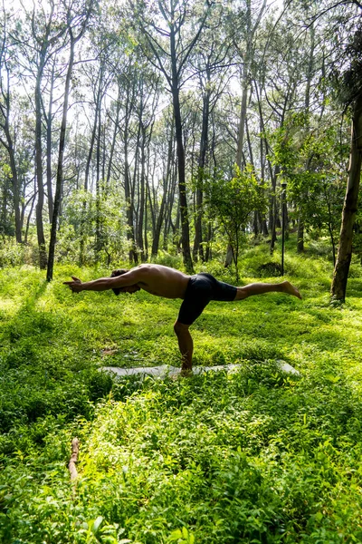 Mexikanska Mannen Gör Yoga Och Sträcker Sig Skogen Mexico Guadalajara — Stockfoto