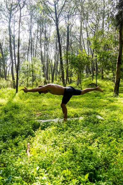 Mexikanska Mannen Gör Yoga Och Sträcker Sig Skogen Mexico Guadalajara — Stockfoto