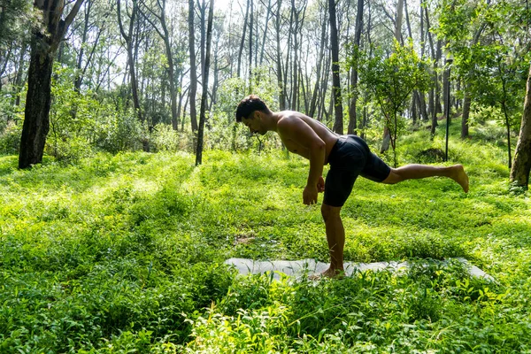 墨西哥男子做瑜伽和伸展在森林 墨西哥 瓜达拉哈拉 — 图库照片