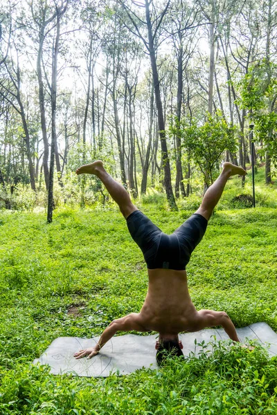 Latinamerikansk Man Gör Yoga Hållning Yoga Hållning Bee Bakåt Prsthatah — Stockfoto