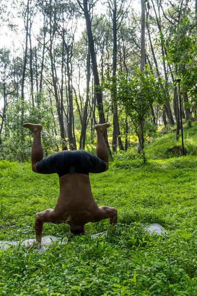 Hombre Latinoamericano Haciendo Postura Yoga Postura Yoga Abeja Revés Prsthatah — Foto de Stock