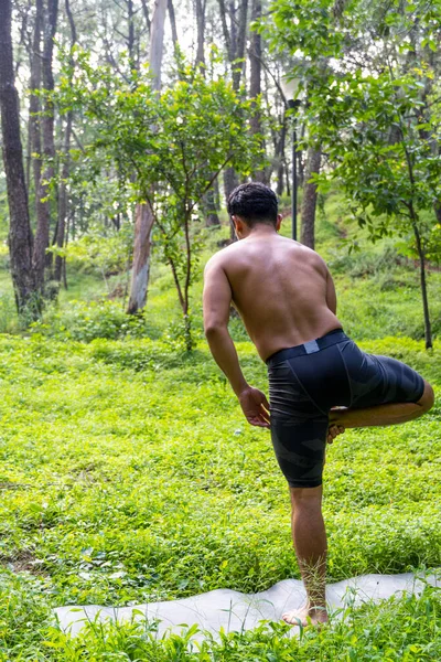 Jovem Fazendo Ioga Reiki Floresta Vegetação Muito Verde México Guadalajara — Fotografia de Stock