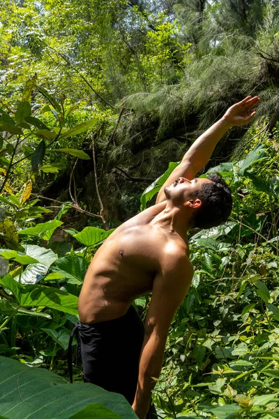 Man Sett Nära Håll Utan Skjorta Gör Stretchar Yogamatta Motion — Stockfoto
