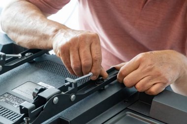 Televizyon için duvar temeli kuran adam, akıllı bir televizyon, tornavidayla ayarlanıyor, Meksika Latin Amerika