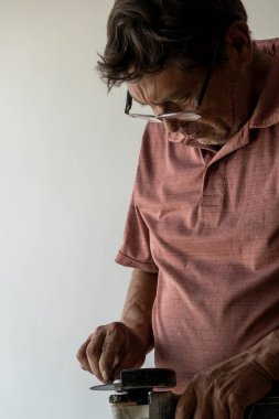 Latin adam alet çantasında aletler arıyor, İspanyol, Meksikalı, elinde tornavidayla.