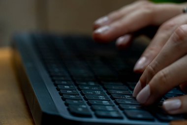 Evde dizüstü bilgisayarcı kadınla blog yazarken. Klavyede kadın elleri, Latin genç kadın.