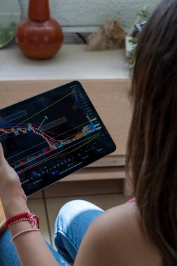 Kadın internet üzerinden kripto para ve hisse senedi ticareti yapıyor, evinizin rahatlığında, tüm işlemleri yapıyor ve Meksika Latin Amerika piyasasını değerlendiriyor.