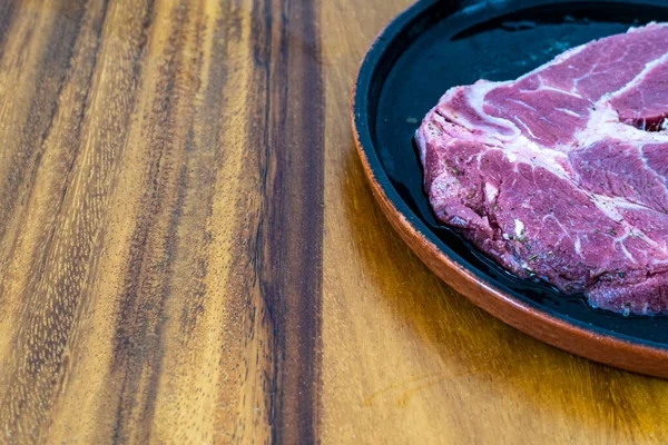 Gericht Mit Rohem Fleisch Das Zum Kochen Vorbereitet Und Mariniert — Stockfoto