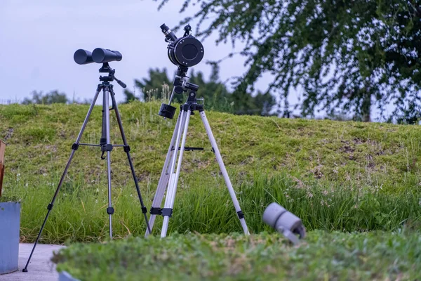 Niño Hombre Miran Las Estrellas Través Telescopio Hombre Mira Cielo —  Fotos de Stock