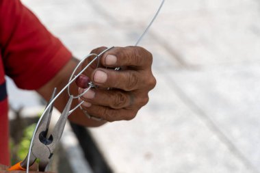 Yaşlı adam sokakta metal heykelcikler yapıyor, Meksika Latin Amerika Guadalajara