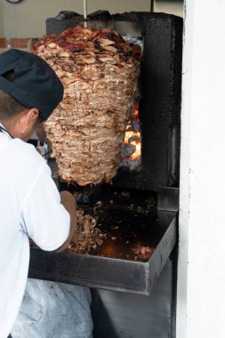 Meksika yemeği Trompo Pastor Tacos al pastor, baharatlı sos istiflenmiş et. Taco ocağında, Meksika 'da, Guadalajara' da pişiriliyor.