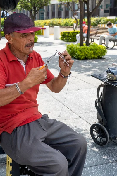 Homem Mais Velho Artesão Fazendo Figurinhas Metal Rua México América — Fotografia de Stock