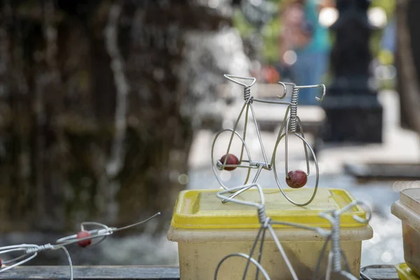 Artesanal Rua Fazendo Estatuetas Bicicleta Com Arame Estatuetas Metálicas Artesanais — Fotografia de Stock