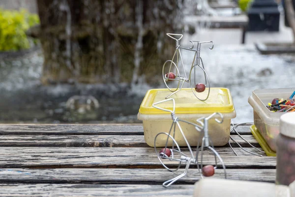 Ambachtelijke Straat Maken Fiets Beeldjes Met Draad Handgemaakte Metalen Beeldjes — Stockfoto