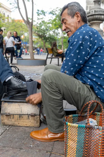 Homme Latino Âgé Peau Foncée Nettoyage Brillant Chaussures Heureux Avec — Photo