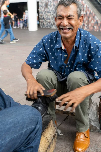 Homem Latino Mais Velho Pele Escura Limpeza Sapatos Brilhantes Feliz — Fotografia de Stock