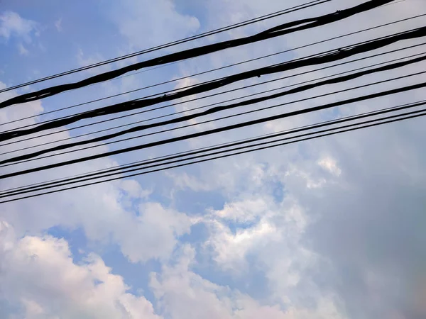 Yol, nehir ve benzeri durumlarda elektrik direği arasındaki güç ve mesafeyi arttırmak için yüksek voltajlı çifte elektrik kutbu.