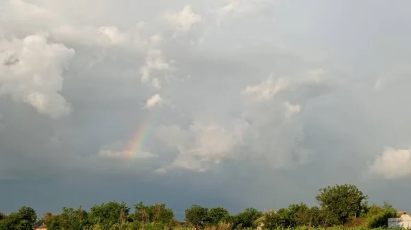 Schöner Regenbogen Während Eines Gewitters — Stockfoto