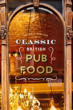 Londra 'da klasik bir İngiliz barının penceresi