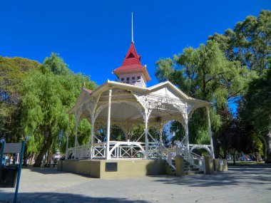 Trelew Chubut 'un ana meydanında Pergola ahşap büfe.