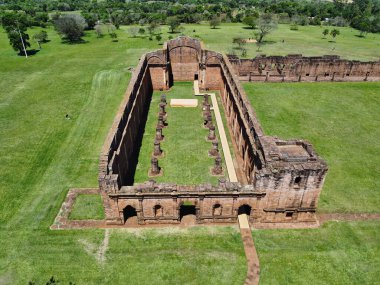 Encarnacion Paraguay 'daki İsa de Tavarangue' ın Cizvit redüksiyonunun kalıntıları