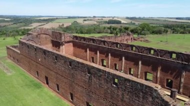 Encarnacion Paraguay 'daki Tavarangue harabelerinin insansız hava aracı iniş görüntüsü.