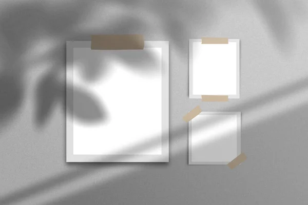 影のオーバーレイで隔離された現実的なムードボードのポラロイド写真用紙フレームモックアップ グラフィックデザイナーのプレゼンテーションのための空白の写真カード 引き裂かれた紙 正方形のフレーム接着テープ ポートフォリオのために — ストック写真
