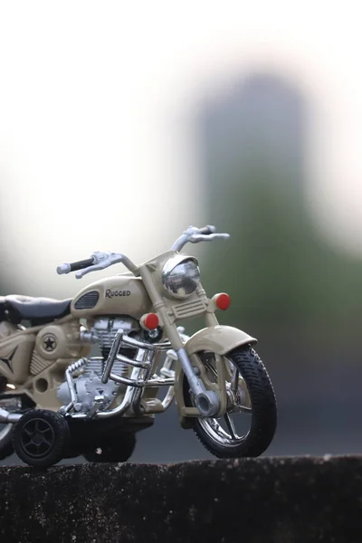 Uma Bicicleta Motor Brinquedo Cor Creme Bonita — Fotografia de Stock