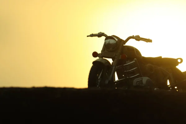 Красивый Игрушечный Мотоцикл Кремового Цвета — стоковое фото