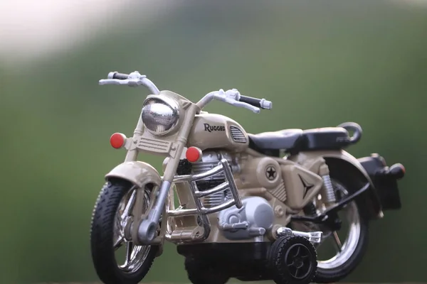一辆漂亮的奶油色玩具摩托车 — 图库照片