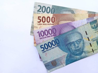 Beyaz arka planda izole edilmiş birkaç Endonezya rupiası koleksiyonu.